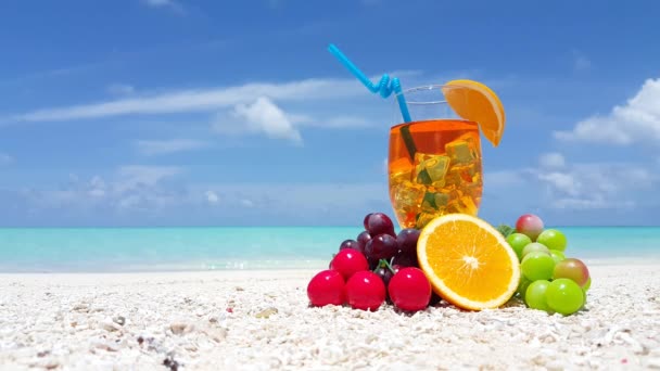 ビーチで果物とカクテル 南アジアのモルディブへの旅行 — ストック動画