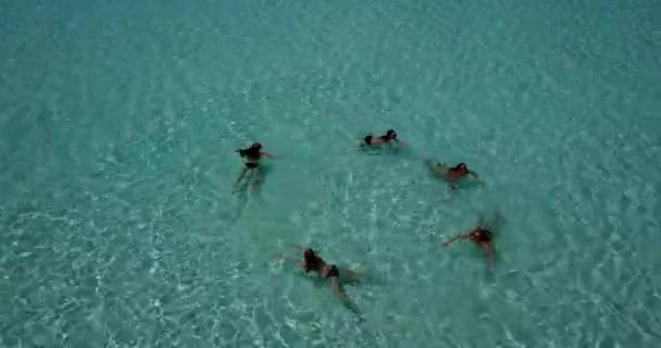马尔代夫碧绿水域妇女的空中形象 异国暑假 — 图库视频影像