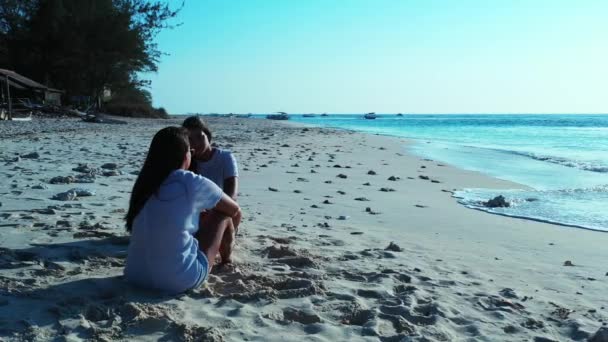 砂浜に座っている女の子や — ストック動画