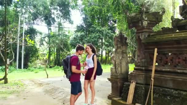여름에 아시아인 사원에 배낭을 로맨틱 연인들의 컨셉은 — 비디오
