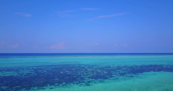 波打つ水と海岸線 モルディブの海の景色 — ストック動画