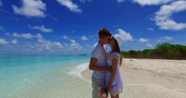 Szczęśliwa Romantyczna Para Tropikalnej Plaży — Wideo stockowe