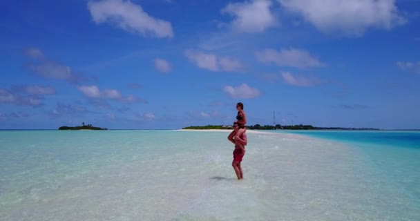 몰디브에서 휴가를 즐기고 사랑하는 — 비디오