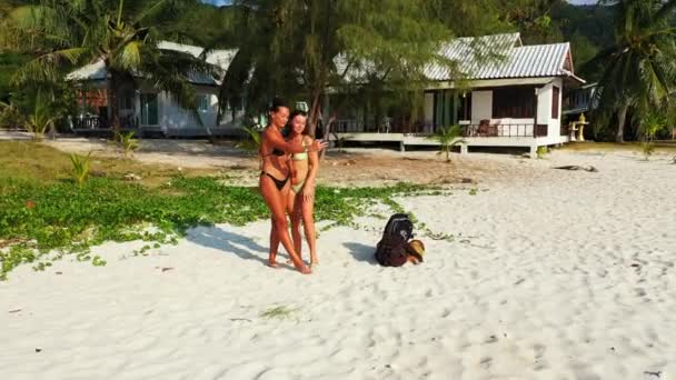 Twee Jonge Vriendinnen Bikini Die Aan Zandige Zeekust Staan Selfie — Stockvideo