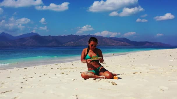 Hermosa Joven Leyendo Revista Playa Tropical — Vídeo de stock