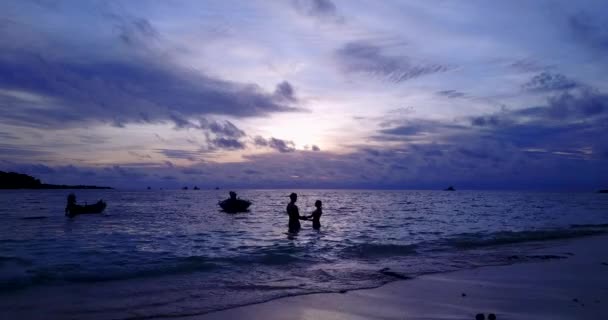 Laut Tropis Yang Indah Dengan Air Kristal Pasangan Romantis Jatuh — Stok Video