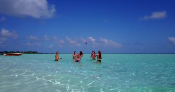 Videó Lányok Türkiz Tiszta Víz Strand Közelében Játszik Egy Labdát — Stock videók