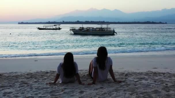 Δύο Κορίτσια Που Κάθονται Στην Αμμώδη Παραλία — Αρχείο Βίντεο