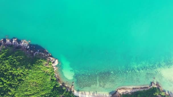 拥有美丽的蓝绿色海浪 沙滩和岩石海滩 暑假的马尔代夫岛令人惊叹的无人驾驶飞机景观 — 图库视频影像