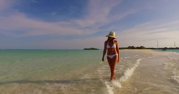 Mulher Biquíni Praia Com Areia Branca Mar Azul Turquesa Céu — Vídeo de Stock
