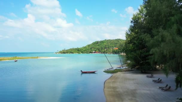 Strandlinje Med Solstolar Och Dockad Båt Sommarresa Bali — Stockvideo