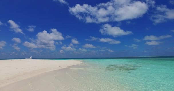 ターコイズブルーの澄んだ水と熱帯エキゾチックなバージンビーチ モルディブ島での休暇 — ストック動画