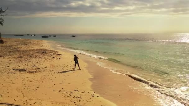 Vista Homem Pesca Costa Por Sol Dourado Ilha Maldivas — Vídeo de Stock