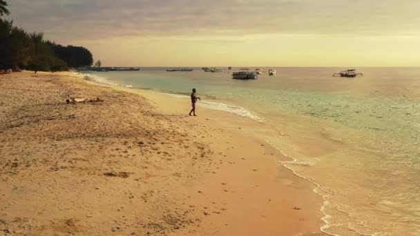 Vista Arial Jovem Pescador Que Pesca Praia Ilha Pôr Sol — Vídeo de Stock