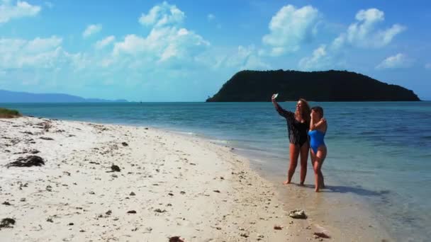 해변에서 즐거운 시간을 보내고 소녀가 셀카를 — 비디오