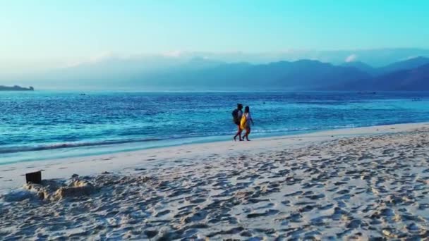 Filles Marchant Avec Des Sacs Dos Sur Plage Sable — Video