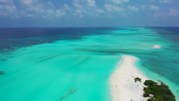 Lebendige Meereslandschaft Mit Türkisfarbenem Wasser Und Tropischer Insel Malediven — Stockvideo