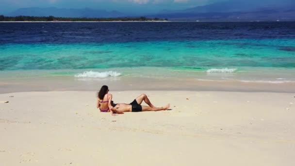 Joven Con Hermosa Novia Tomando Sol Playa Tropical Arena Cerca — Vídeo de stock