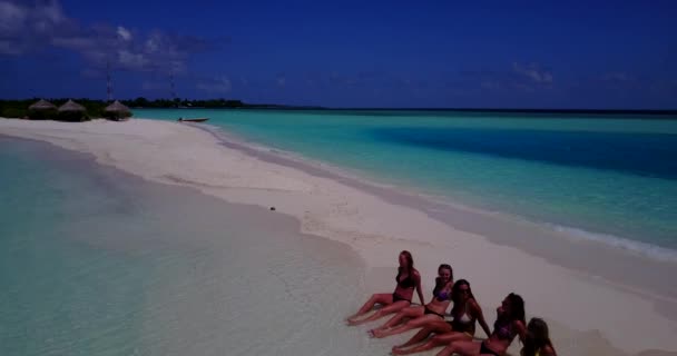 Piękne Kobiety Bikini Białej Plaży Malediwach Pobliżu Lazurowego Oceanu Lato — Wideo stockowe