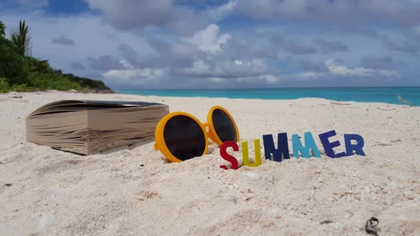 Boek Met Subril Zomerse Belettering Het Strand Tropisch Paradijs Van — Stockvideo