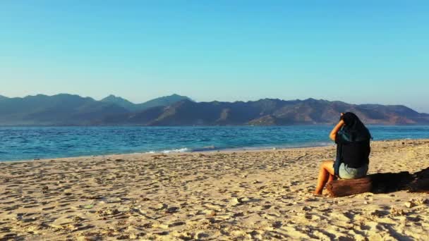 泰国热带Koh Kradan岛的夏季风景与亚洲妇女游客 — 图库视频影像