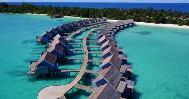 Exotisk Strand Kust Lyxresort Med Bungalows Sommarresor Till Maldiverna — Stockvideo