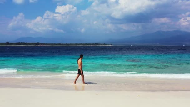 Feliz Joven Mujer Caminando Con Novio Costa Isla Tropical Concepto — Vídeo de stock