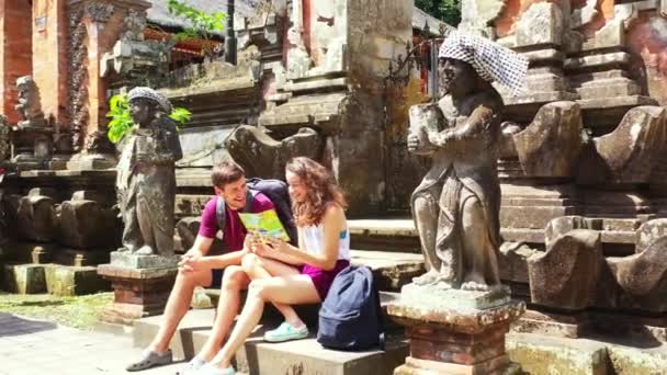 一对带着背包站在亚洲寺庙附近的游客 旅行理念 — 图库视频影像