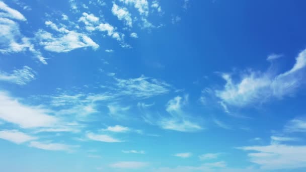 Blauwe Lucht Met Besmeurde Witte Wolken Natuurlijke Achtergrond — Stockvideo