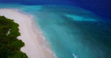 Sahil kıyısı ve sakin su. Bahamalar, Karayipler 'de tropik tatil. 