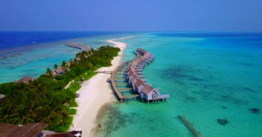 Küçük binaları olan adanın havadan görünüşü. Filipinler, Asya 'da yaz tatili sahnesi. 