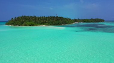 Mavi turkuaz deniz manzaralı. Bora Bora, Fransız Polinezyası 'nda egzotik yaz sahnesi.