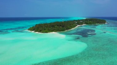 Turkuaz mavi denizdeki adanın havadan görünüşü. Karayipler 'deki Barbados gezisi.