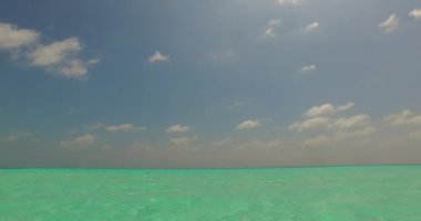Kıyıda sığ deniz suyu. Koh Samui huzurlu sahne, Tayland.