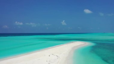 Denizin sığ sularında kum yolu. Filipinler, Asya 'da yaz tatili sahnesi. 