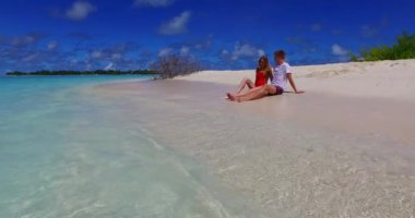 Tropik sahilde romantik bir çift.