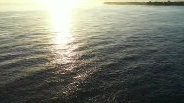 Yumuşak sahil günbatımı sahnesi. Güney Asya, Maldivler 'de egzotik tatil. 