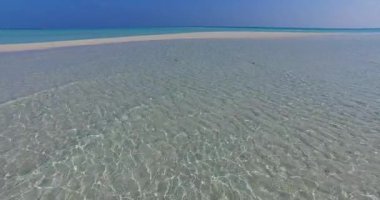 Küçük dalgalı kristal deniz suyu. Bora Bora 'da yaz tatili, Fransız Polinezyası.