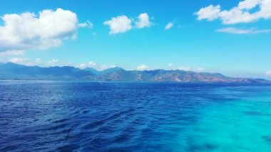 Dağların arka planında dalgalı mavi deniz. Avustralya 'ya yaz gezisi.