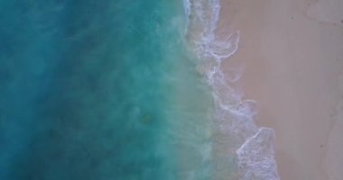 Sahildeki dalgalara, manzaraya bakıyorum. Koh Samui, Tayland, Asya 'ya yaz gezisi. Koh Samui, Tayland, Asya' ya yaz gezisi..