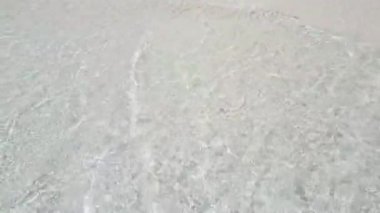 Beyaz kumsalda akan şeffaf su. Maldivler 'e Seyahat, Güney Asya.  