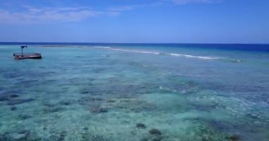 Tropikal adanın turkuaz okyanusuyla resim gibi bir manzara. 