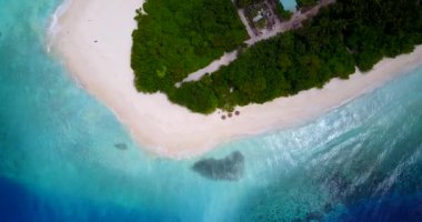 Okyanus kıyısındaki tropik adanın yukarıdan görünüşü 