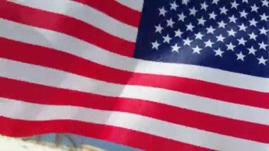 Sahilde Amerikan bayrağı sallarken yakından görülüyor. Barbados, Karayiplerin güneşli doğası. 