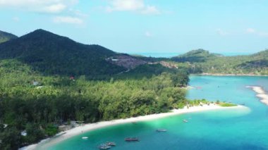 Yeşil dağların yakınındaki kayalık sahil. Dominik Cumhuriyeti, Karayipler 'in güneşli doğası.