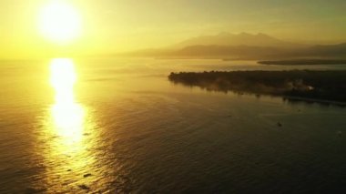 Altın saat boyunca parlak güneş ışığı. Endonezya Bali 'nin Idyllic doğası.
