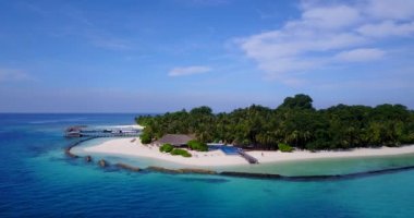 Adanın etrafındaki dalgakıranları gözlemliyorum. Bora Bora 'da yaz tatili, Fransız Polinezyası.