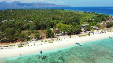 Turkuaz okyanus suyunun yüksek açılı görüntüsü ve tropik adanın kıyı şeridi, yaz turizmi konsepti 