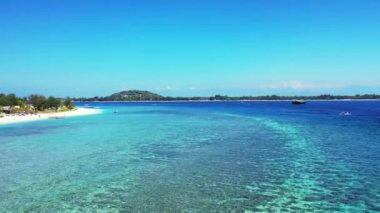 Parlak güneş ışığıyla renkli deniz manzarası. Endonezya, Bali 'nin egzotik doğa manzarası. 