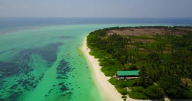 Gündüz adanın üzerinde uçmak. Maldivler 'in yaz manzarası. 